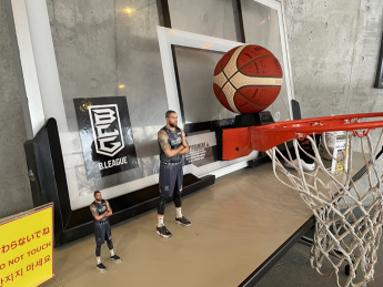 Mini figures produced by a full-color 3D printer and displayed at the site