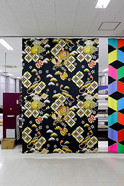 The overwhelming scale achieved by using 3-meter wide fabrics length-wise