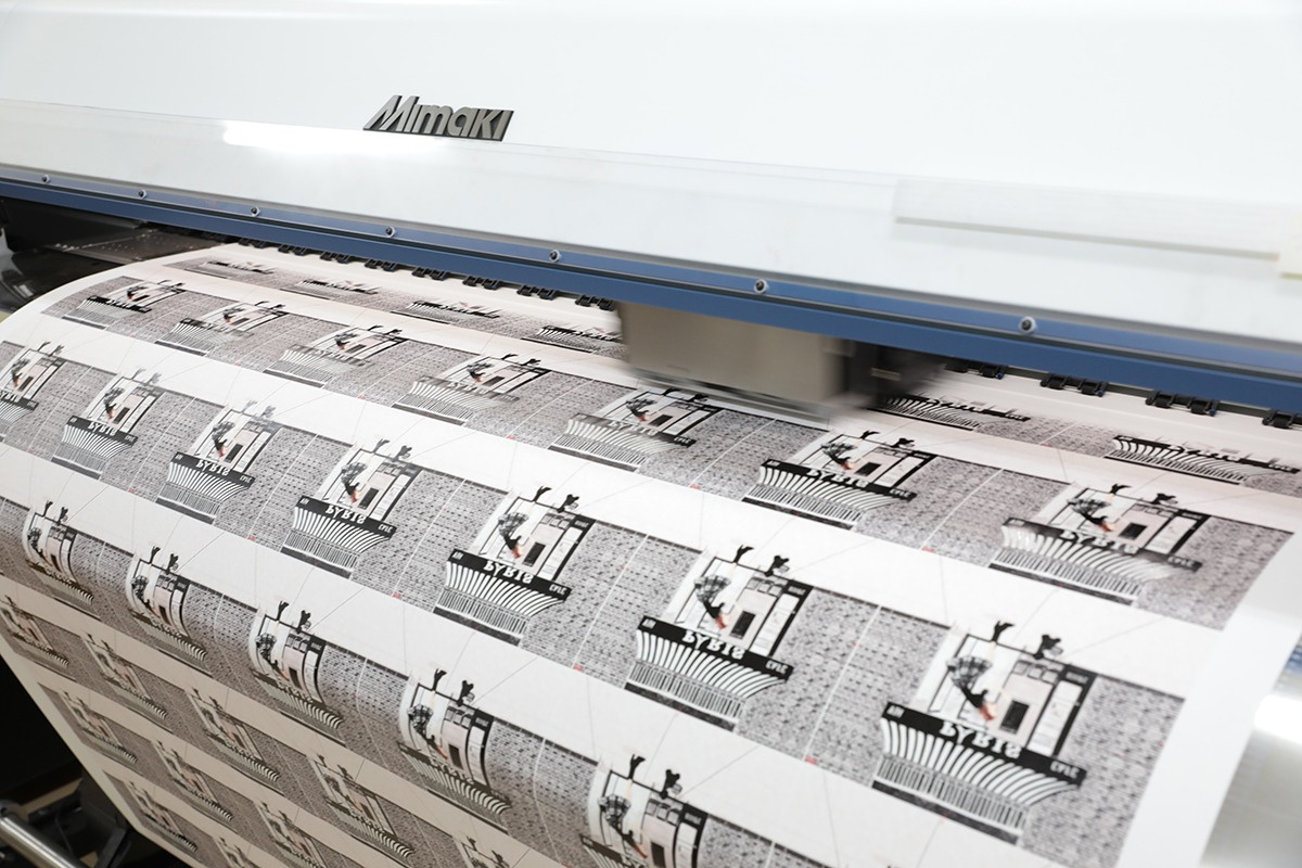 "TRAPIS" is rich in color expression. Textile printing pigment ink is first printed on paper and then transferred to the fabric.
