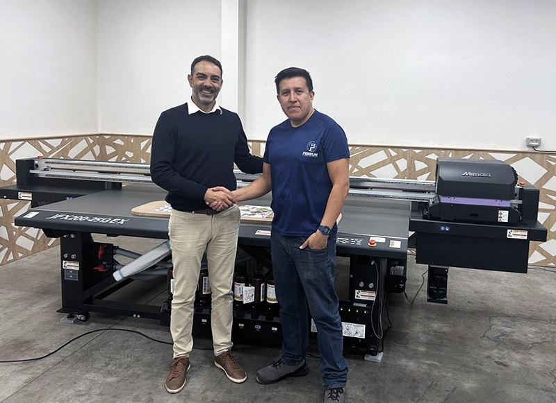 Left to right: Eleutério Silva, representative at Digidelta Andalucía, Mimaki’s distributor in Iberia, and Diego Ayala, Head of the Printing Department at Diseños Metálicos Ferrum.