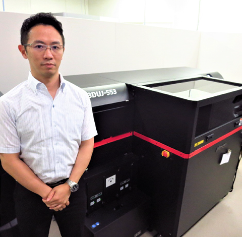 Watanabe, CEO, standing in front of the 3D printer [3DUJ-553]