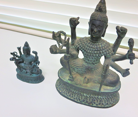 Replica that looks like a real Buddha statue was also created. The real one is right.