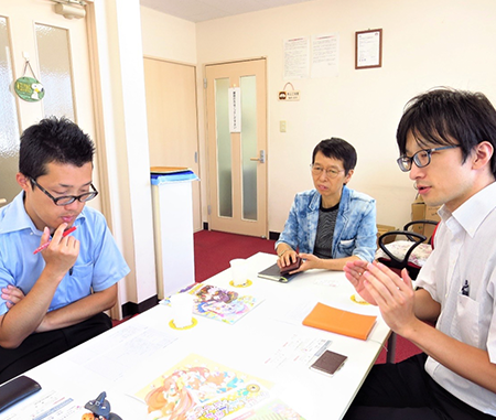 In a meeting room, the three chat about the future of 3D print cheerfully.