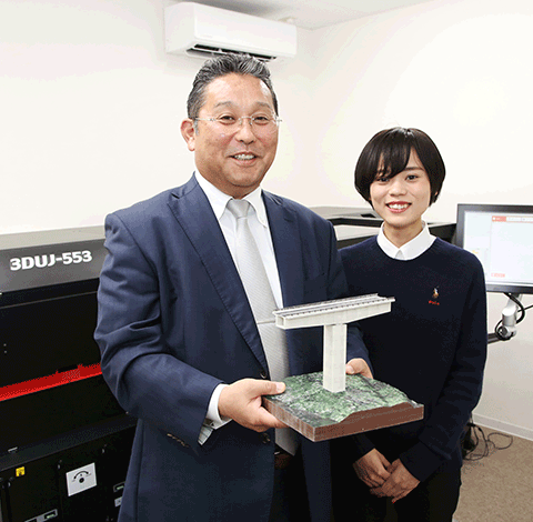 Shinji Okumura, President and Representative Director (left)